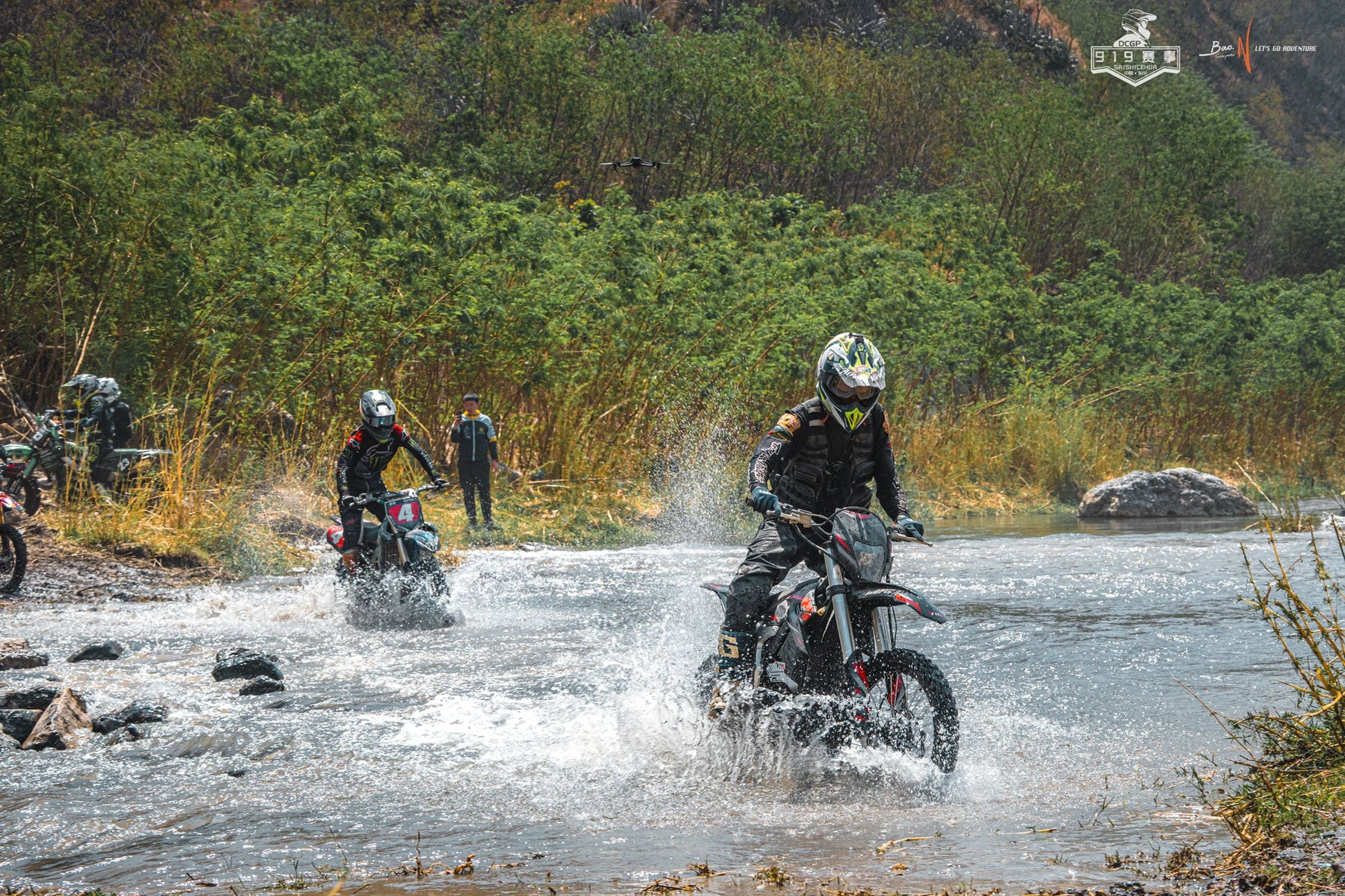 MotoTec Venom 72v 12000w 50ah Electric Dirt Bike White - Image 18